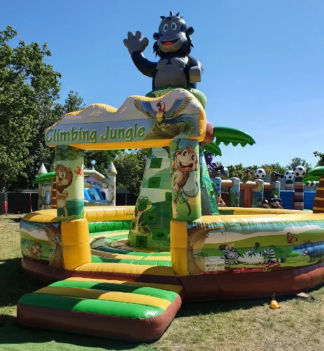 Kletterhüpfburg im Dschungeldesign mit einer Gorillafigur auf der Spitze.