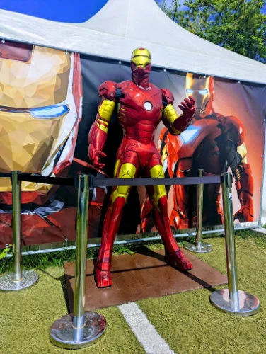 Eine lebensgroße Iron-Man-Figur in Rot und Gold steht vor einem Zelt im Rahmen der Superhelden-Ausstellung.